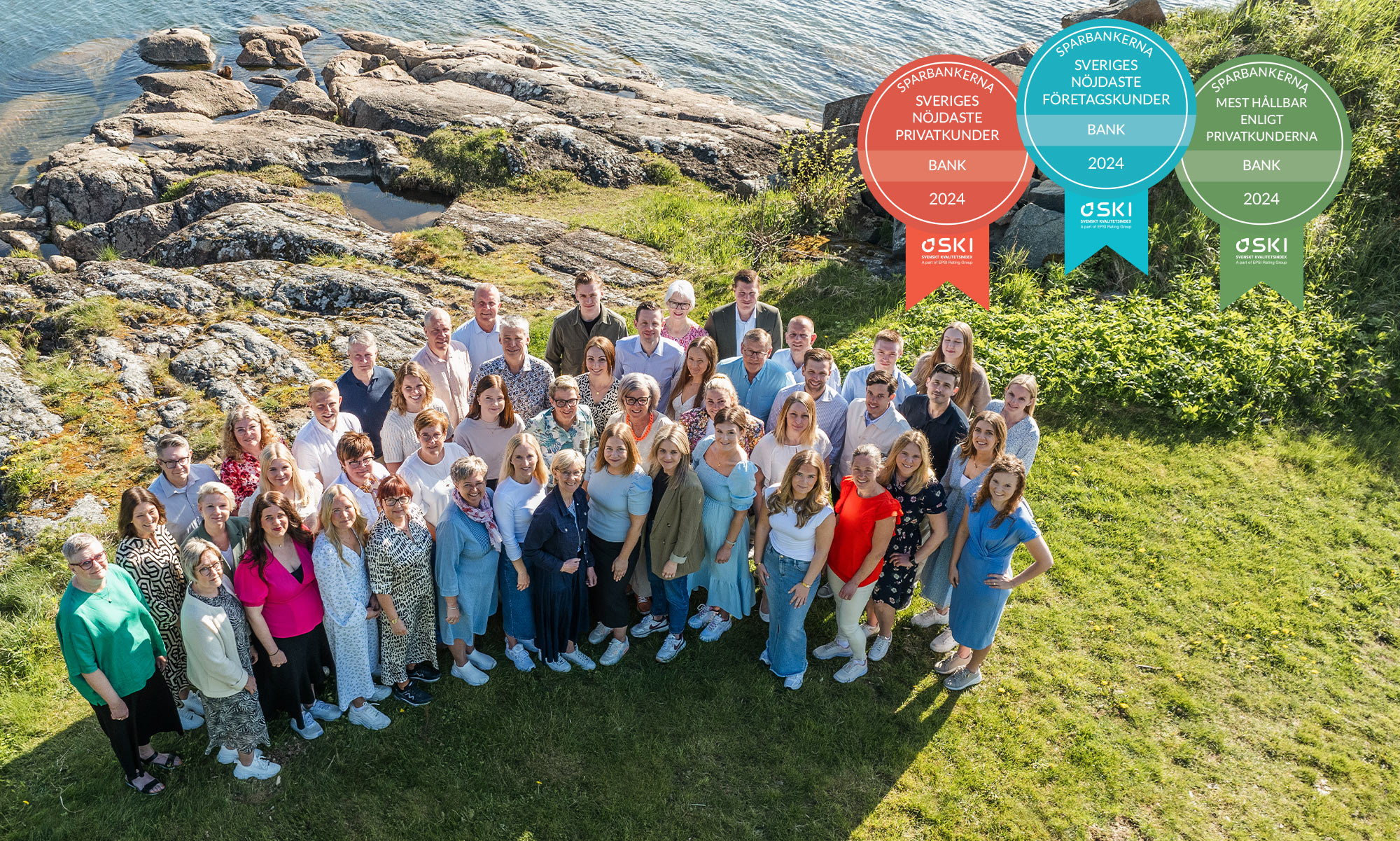  Picture of employees at Tidaholm Sparbank together with three medals from the Swedish Quality Index.